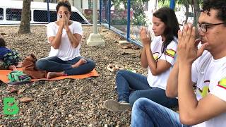 Maestra de yoga en un parque con La Cháchara Viva