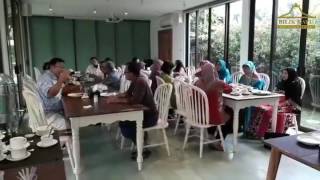 Makan siang di bilik kayu