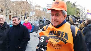 Domiciano i Ramon amb la premsa a la manifestació de la Marea pensionista