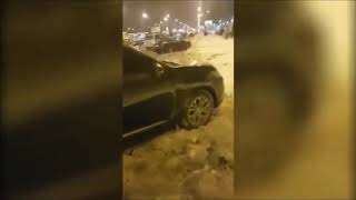 Полицейский бросает гранату в СБУ (оперативное видео)