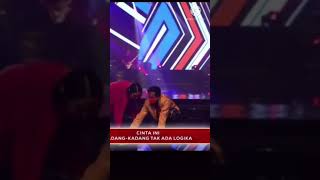 Detik detik mic agnes mo jatuh tersenggol dancer