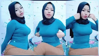 Cara berpakaian dengan hijab warna hitam dan baju biru agar terlihat cantik