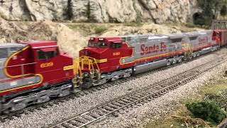 Scaletrains GE C44-9W Santa Fe war bonnet’s