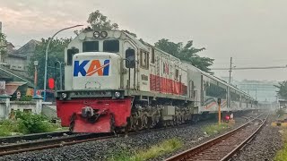 Banyak Kereta Keluar Masuk Di Stasiun Surabaya Pasar Turi Pada Saat Angkutan Menjelang Lebaran 2023