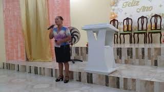 Vilma da Conceição louvando a Deus. Igreja Adventista do Sétimo Dia.