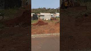 Fazenda limpeza de um lote para começar uma construção deu uma casa