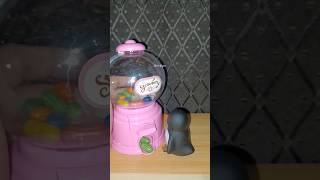 PENGUIN PLAYING MINI GUMBALL MACHINE #satisfying #shorts