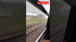 बरसात का मौसम ⛈️⛈️...और Train की Window🪟 वाली सीट 💯!! #youtubeshortsvideo