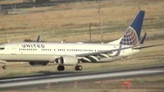 United 737-900 landing at KSMF