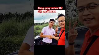 Đang quay review thì gặp người quen