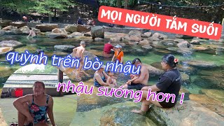 Quỳnh ko tắm suối với nhóm, trên bờ lai rai 1 mình rồi đón xe về gấp với Mộng Cầm .