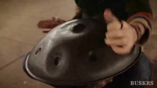 Sam Maher artista di strada suona Handpan nel metrò di New York