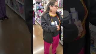 comprando las pinturas para las piñatas