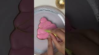 Ciasteczko w kształcie choinki udekorowane lukrem królewskim #ciastka #cookiedecoratingvideos