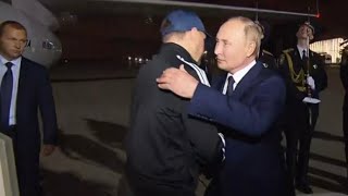 Путин лично встретил киллера Вадима Красикова у трапа самолёта и обнял его, пообещав наградить...