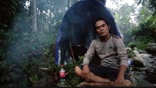 berkemah di bantaran sungai dan bangun sheleter hangat untuk berlindung