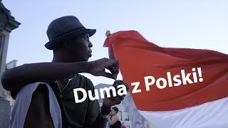 Uchodźcy i imigranci pomogli Polakom zszyć polską flagę na rocznicę Powstania Warszawskiego