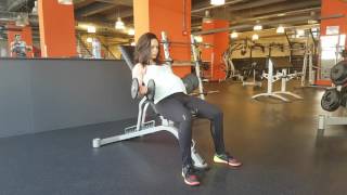 Бицепсово сгъване от полунаклон (Seated biceps curls)