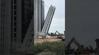 Mais um edifício que foi de arranha-céu para pilha de entulho em 3 segundos.