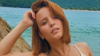 LARISSA MANOELA MOSTRA VOLUMÃO DE BIQUÍNI NA PRAIA