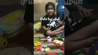 putri lagi sibuk main sendiri lagi cari teman