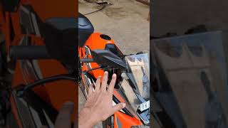 KTM RC के Rear View Mirrors को ऐसे Tight करा जाता है!