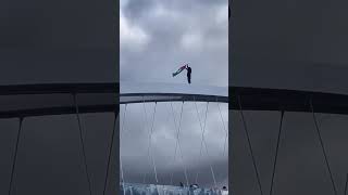 In Manchester in Britain, a courageous activist runs over the top of the Hulme.#gaza #palestine