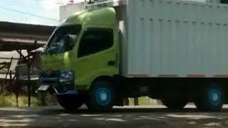 Proses Eksavator naik ke Truk Fuso