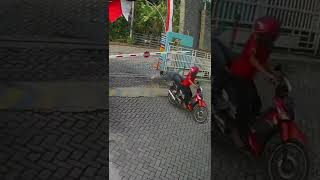 palang pintu GERBANG sudah mau nutup, main LEWAT ajaa!!jd..