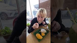 #german first time trying fresh coconut & mango sticky rice in #malaysia #melaka #trending #fyp