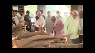 PM Narendra Modi peforming funeral rites of his mother hiraben