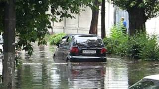 Блондинка на Матизе в ливень