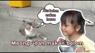 Fira Haura jajan , malah ketemu kucing kelaparan😅 - kasih makan kucing