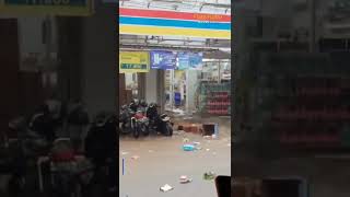 Banjir Terjang Mini Market, Ratusan Barang Didalam Mini Market Hanyut | Short News #banjir #viral