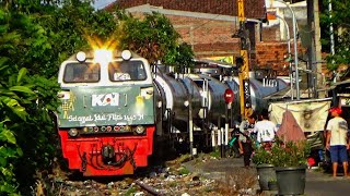 JALUR GELAP KERETA BBM MENUJU STASIUN BENTENG SURABAYA