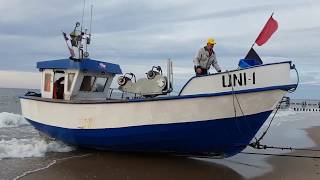 Mielno Unieście Port - Kuter, Statek "wpływa" na plażę UNI 1