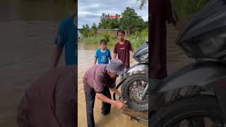 Jasa Angkut Motor Lintasi Banjir di Aceh Selatan #shorts