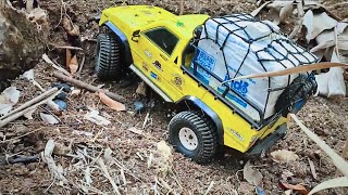 Pickup truck carrying full load of goods through extreme ravine, rc car mudding 62