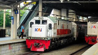 KESIBUKAN KERETA API DI JATINEGARA