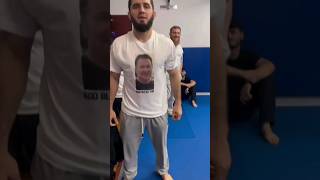 Islam Makhachev wore a special T-shirt for his coach