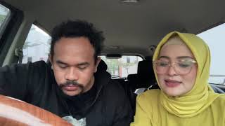 Makan nasi kotak sama istri