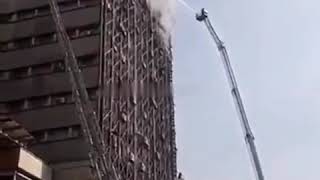 Prédio desaba enquanto bombeiros tentam apagar fogo