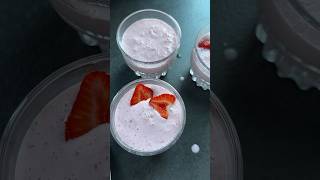 Молочний коктейль за 2 хв /2 minutes milkshake with strawberries #home #vlog #milkshake