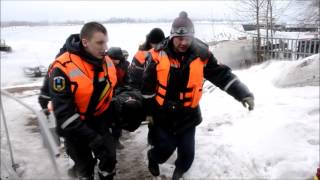 В Затоне спасатели вытащили из полыньи "тонущего" водолаза