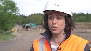 Chantier de dépollution avec une pelle télécommandée - SUEZ France