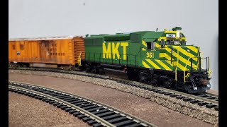 Unboxing/Reviewing the Athearn Genesis GP39-2 in MKT Paint!