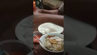 Makan bakso di tambah nasi