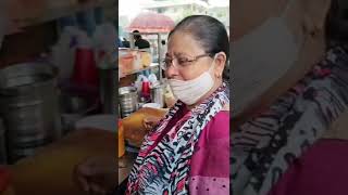 FARALI HANDVO OF CHILLA AUNTY | AHMEDABAD STREET FOOD | INDIAN STREET FOOD #handvo #gujaratfood