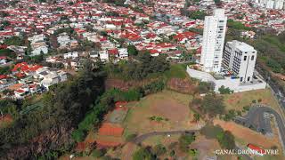 SOBREVOANDO A PRAÇA