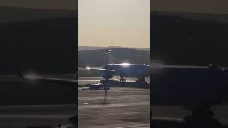 Avião grande! Diretamente para a Europa - Lindas imagens com o reflexo do sol #airport #shortvideo